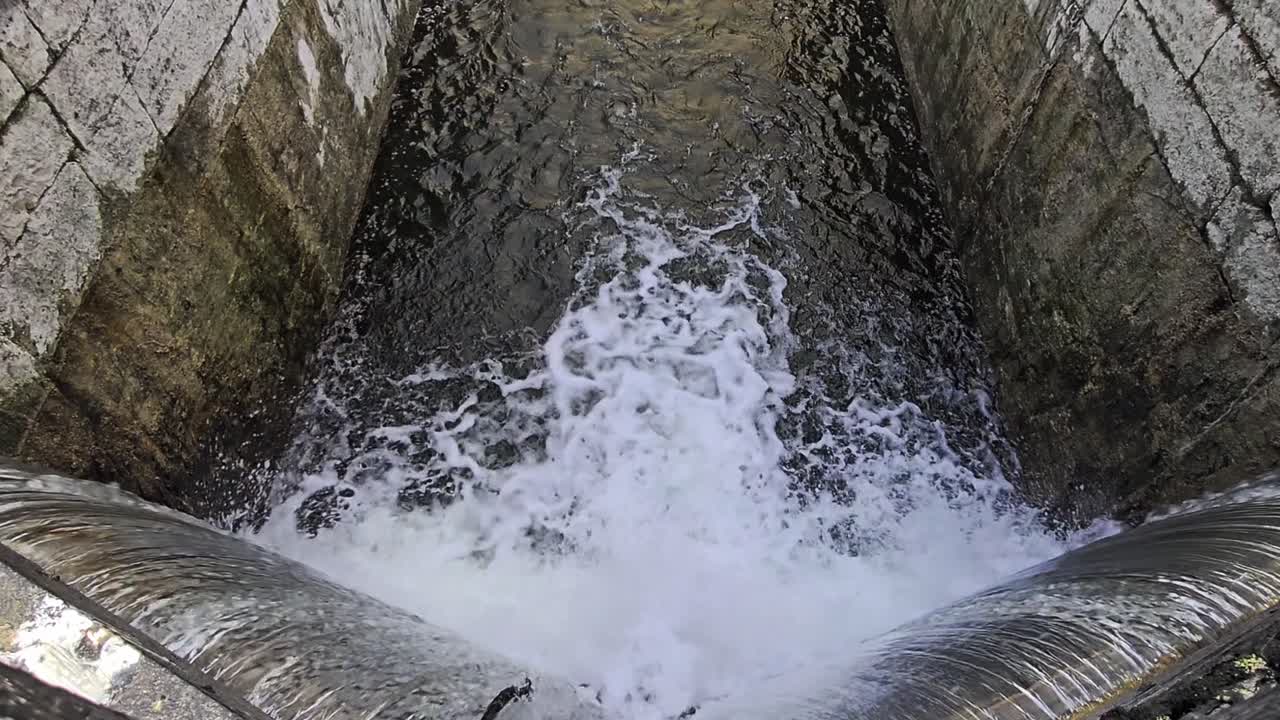 Video con inquadratura fissa della chiusa del Canal Grande, canale che scorre in primo piano.