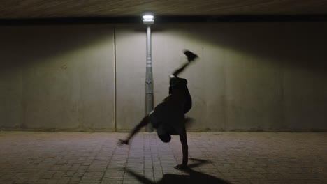 Tanzender-Mann,-Junger-Breakdancer,-Der-Moderne-Hip-Hop-Tanzbewegungen-Unter-Straßenlaterne-Vorführt-Und-Nachts-In-Der-Stadt-Urbane-Freestyle-Choreographie-übt