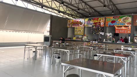 spärliche kunden in einem großen food court