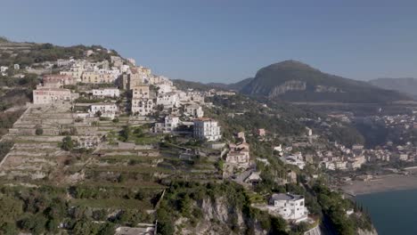 amalfi, italia costa con casas de izquierda a derecha