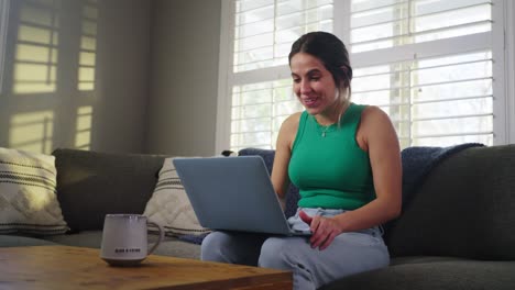 Una-Joven-Adulta-Habla-Con-Una-Amiga-A-Través-De-Una-Videollamada