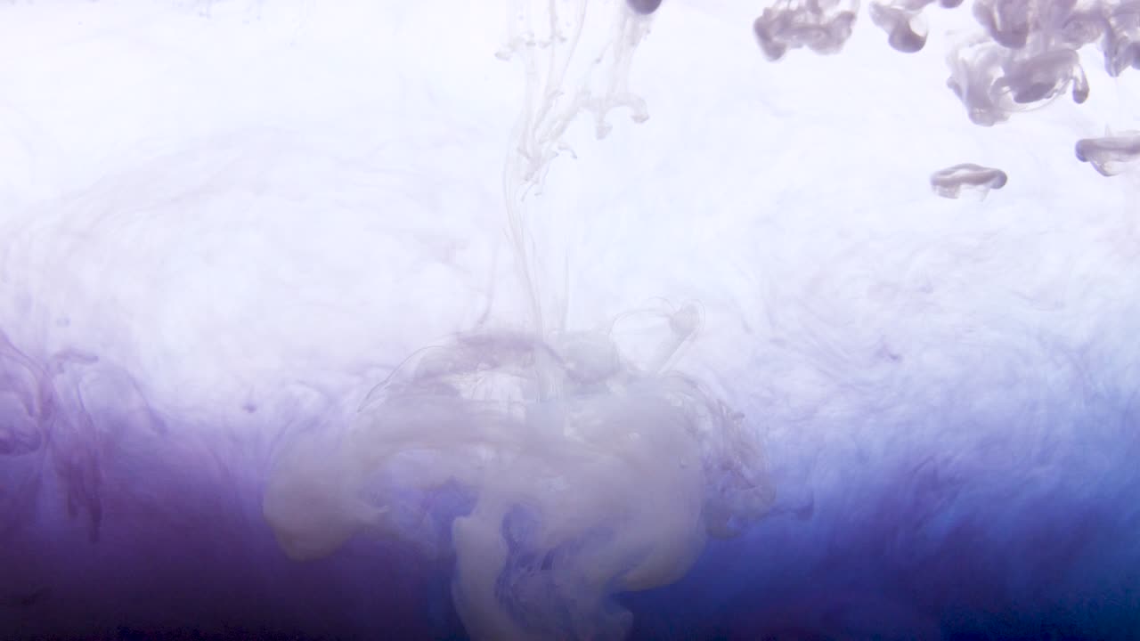 4k кадры красочных капель чернил в воде, изолированный абстрактный фон. наливание чернил в воду. подводная смесь красок. медленные психоделические воронки красителя, цветный дымовый взрыв. брызги, плавучая жидкость