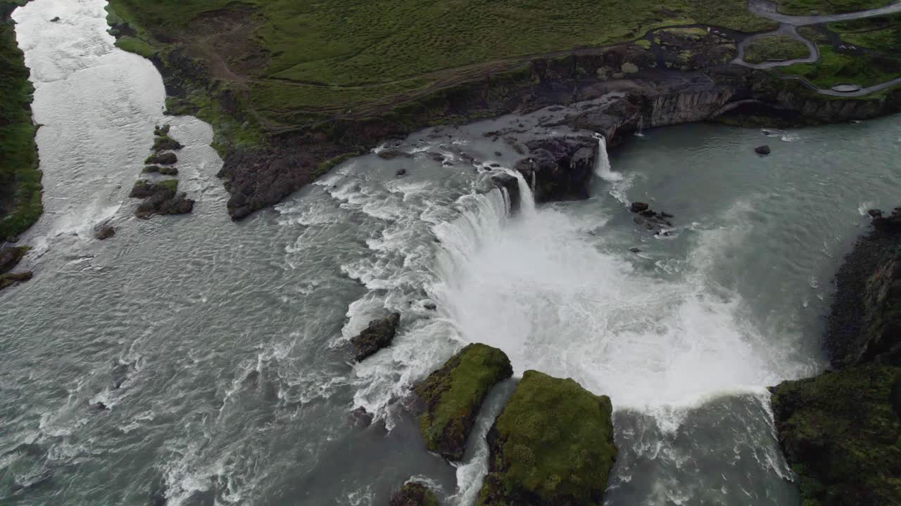 drone volando sobre una gran cascada circular formada con la cámara inclinada hacia abajo en islandia en 4k