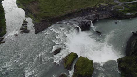 drone volando sobre una gran cascada circular formada con la cámara inclinada hacia abajo en islandia en 4k