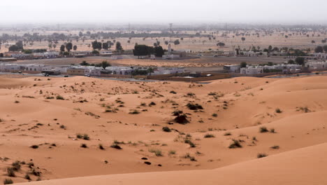 mezquita sha&#39;byat al khattmah con dunas de arena en primer plano cerca de roca fósil en sharjah, emiratos árabes unidos