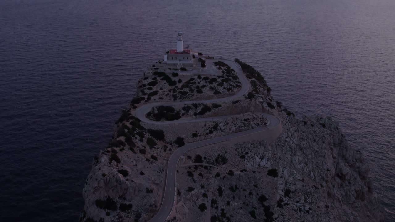 Scogliere e onde di Cap Formentor all'alba