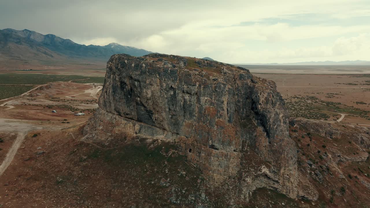 órbita aérea de una meseta en utah