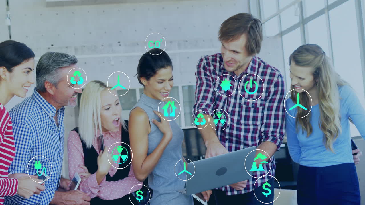 animación de iconos ecológicos y procesamiento de datos sobre diversas personas de negocios en la oficina