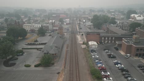 Vista-Aérea-De-Drones-De-La-Estación-De-Tren-En-Una-Espesa-Neblina-Y-Smog