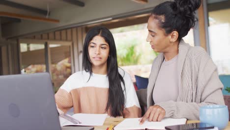 Video-Von-Fokussierten-Gemischtrassigen-Frauen,-Die-Von-Zu-Hause-Aus-Mit-Einem-Laptop-Arbeiten