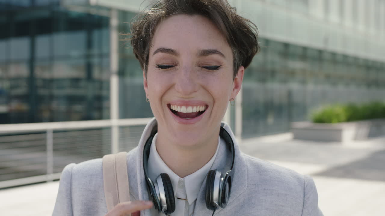 retrato de una hermosa joven mujer de negocios ejecutiva riendo alegremente disfrutando de una nueva carrera corporativa en la ciudad