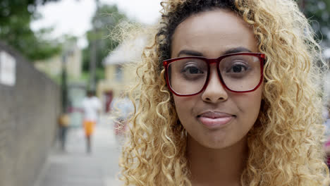 retrato em close-up de uma bela jovem de raça mista sorrindo para a câmera cena urbana