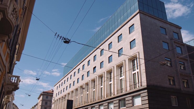 Vista dell'hotel a cinque stelle Armani nel centro di Milano, Italia. Ripresa dal basso