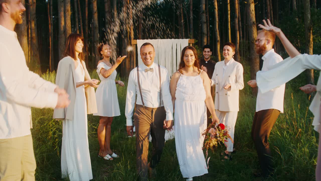ceremonia de bodas en el bosque