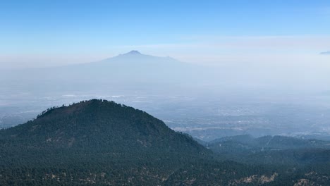 fotografía de los volcanes mexicanos en un día muy contaminado