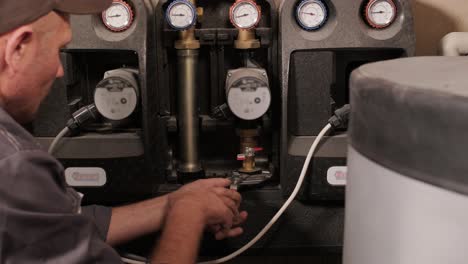 técnico de hvac instala sistemas de calefacción, ventilación y aire acondicionado