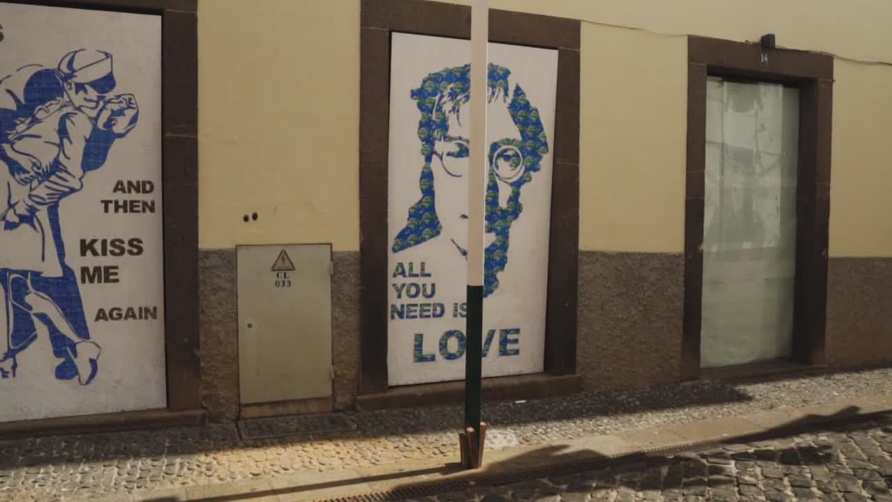 murales de arte callejero de kiss me y john lennon