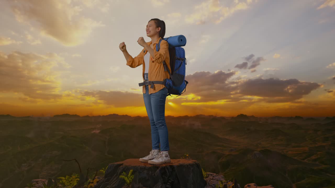 mujer feliz en la cumbre de la montaña al atardecer