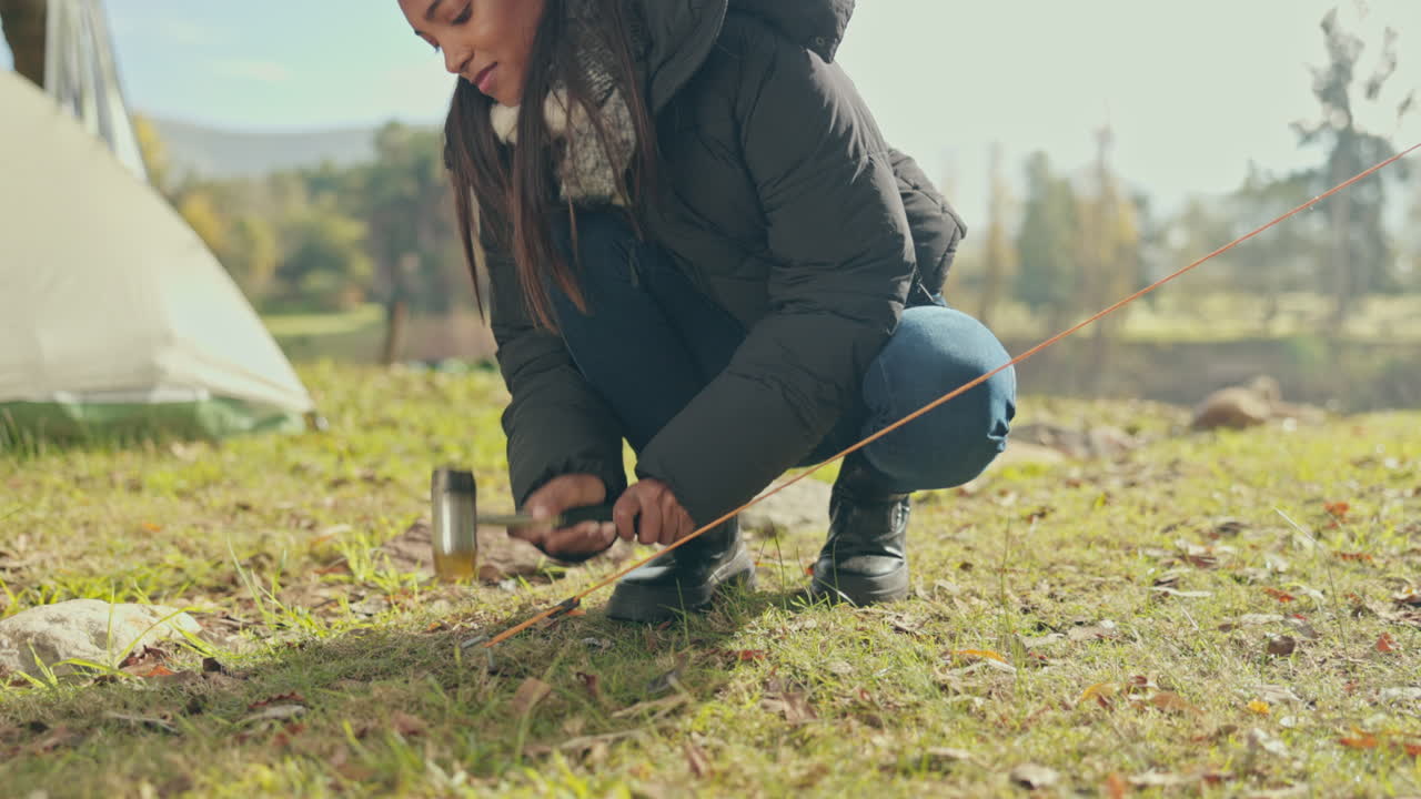 acampar, martillo y mujer en la naturaleza con tienda