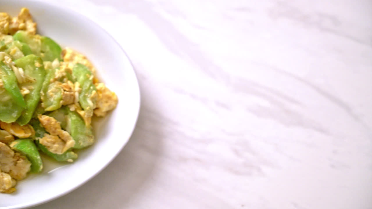 calabaza angular salteada con huevo