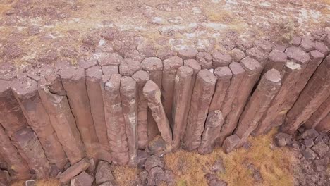 roto a lo largo del acantilado, inestable columna de basalto volcánico se apoya en otros