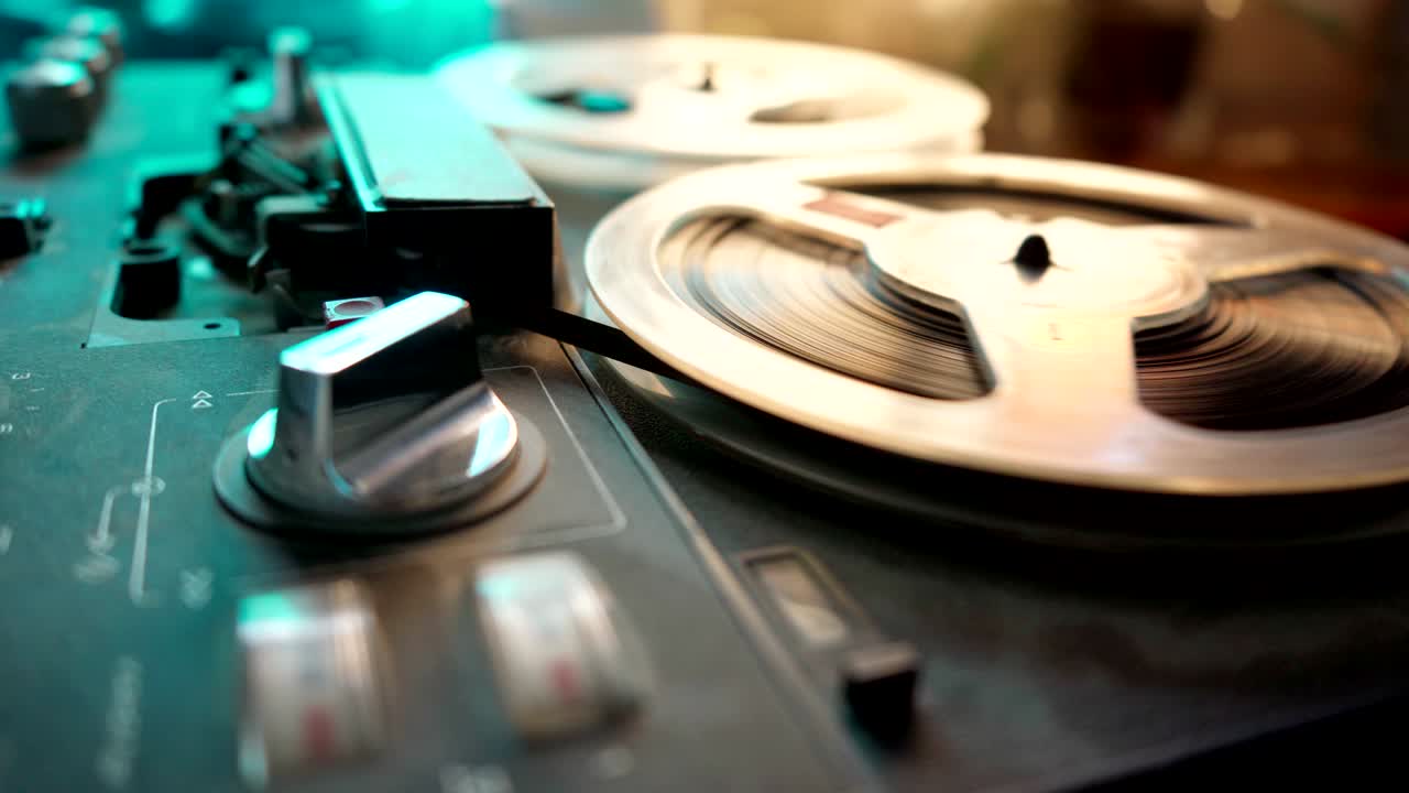 음악을 틀어, 은 테이프 레코더