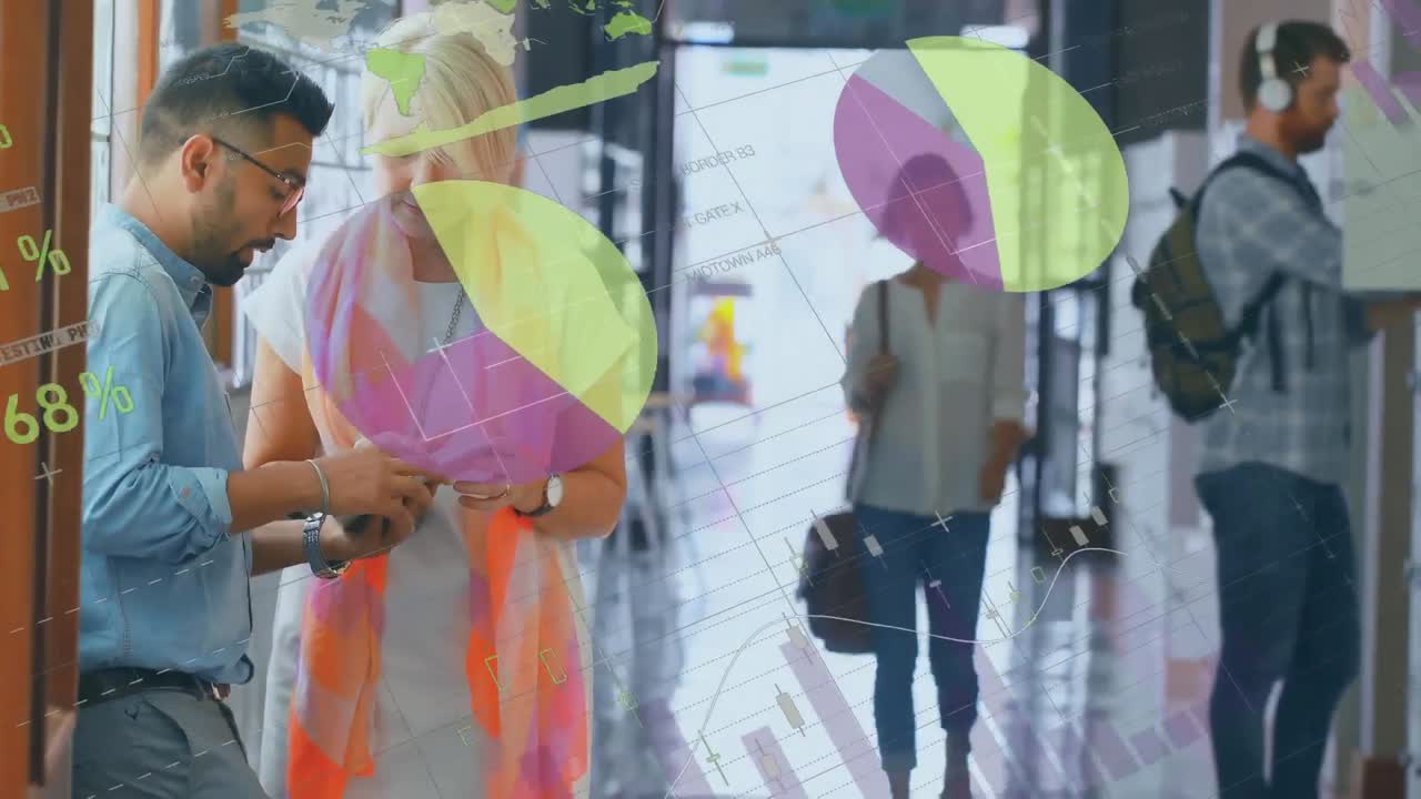 사무실에서 태블릿을 통해 토론하는 다양한 남성과 여성에 대한 통계 데이터 처리 애니메이션