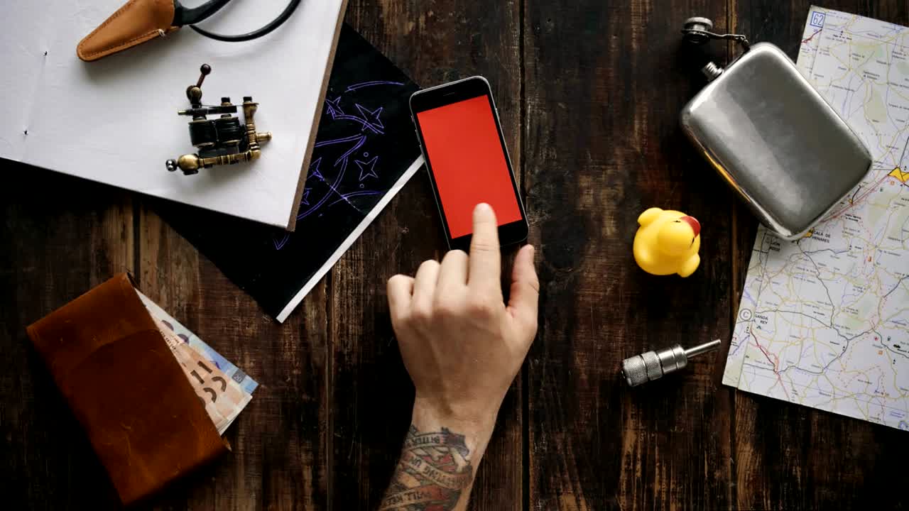 usar las manos del teléfono con pantallas de teclas de croma diferentes - rojo, azul, verde