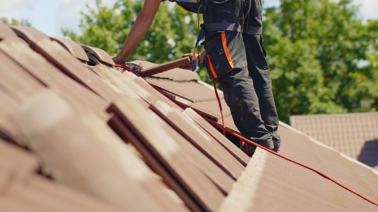 Rimozione di tegole dal tetto di una casa residenziale per l'installazione di pannelli solari