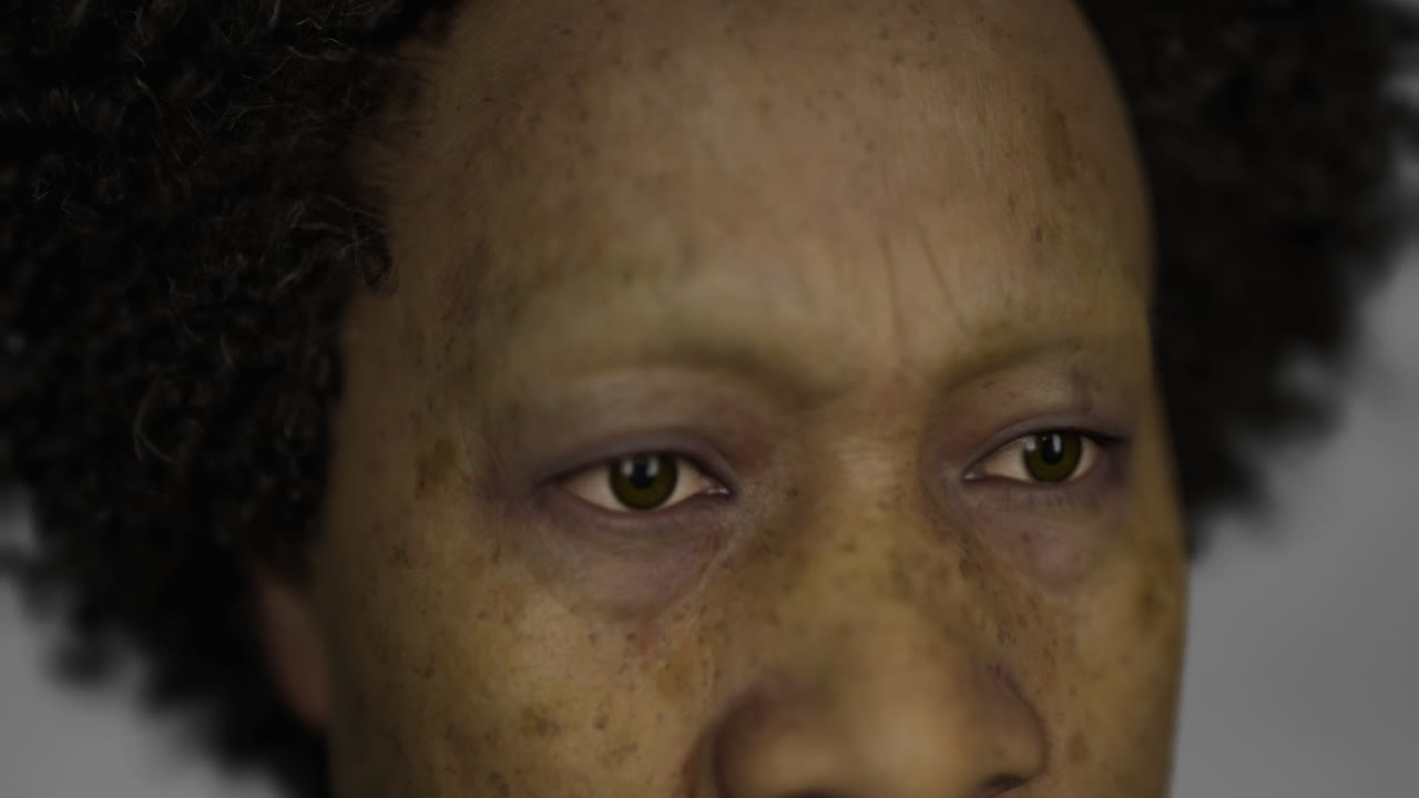 Modèle réaliste à l’apparence humaine avec des traits faciaux détaillés et des cheveux texturés