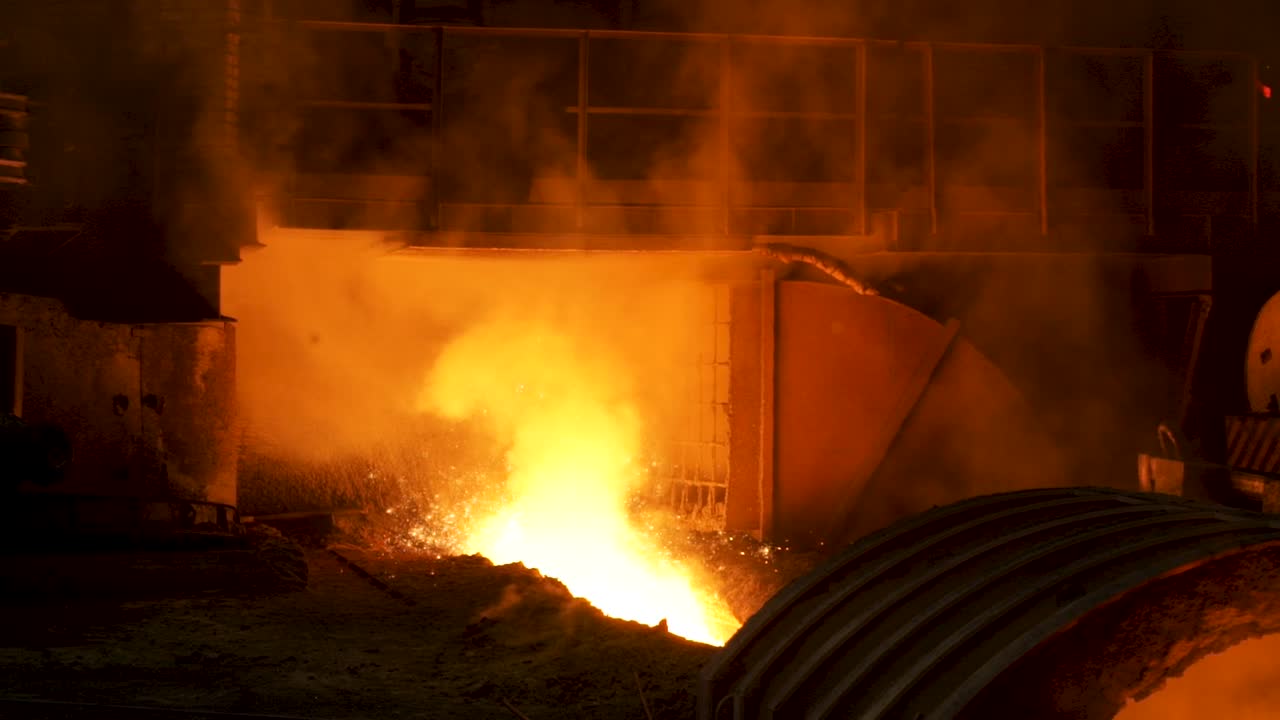 литье расплавленного металла на сталелитейном заводе
