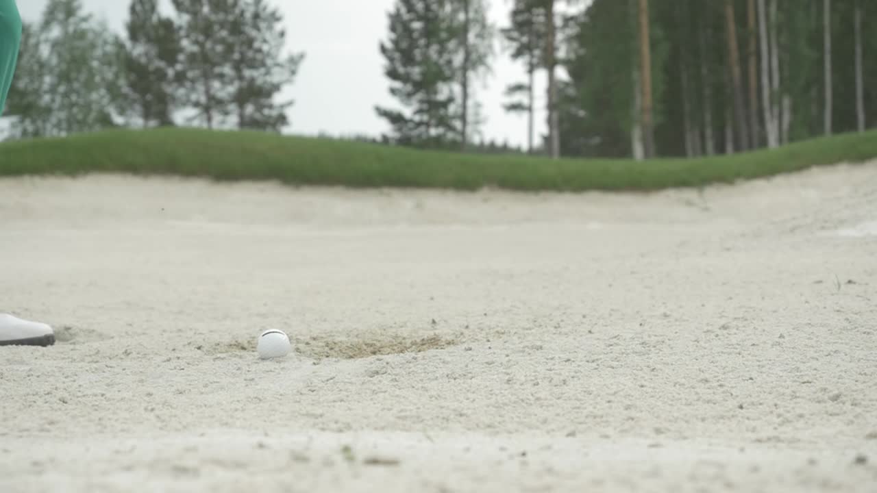 모래 함정에서 골프를 하는 것