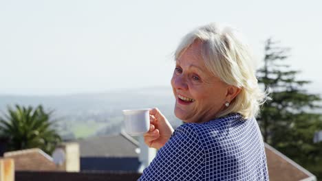 Ältere-Frau-Beim-Kaffeetrinken-Auf-Dem-Balkon-4k