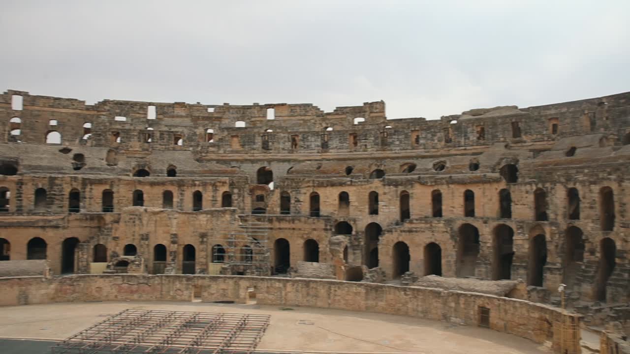 ruinas antiguas dentro del antiguo anfiteatro en el djem, túnez