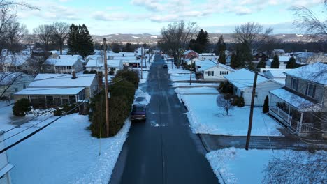 Antena-Dolly-Adelante-En-Barrio-Cubierto-De-Nieve-Fuera-De-Williamsport-PA