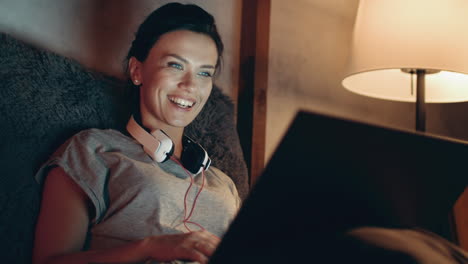 una chica morena llamando en línea por cámara web. una mujer feliz haciendo una videollamada en su portátil.