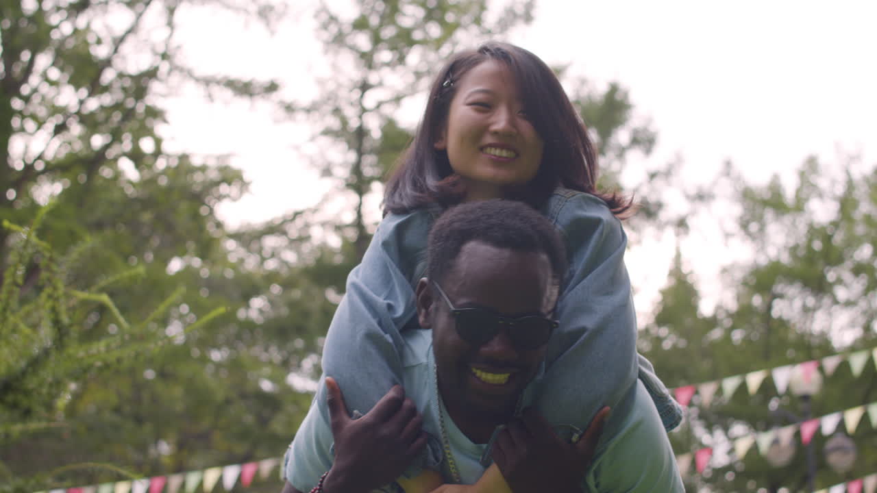 돼지 등을 들고 다니는 남자 친구