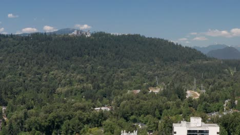 Exuberante-Bosque-Verde-En-La-Montaña-Burnaby-Con-La-Universidad-Simon-Fraser-En-Columbia-Británica,-Canadá