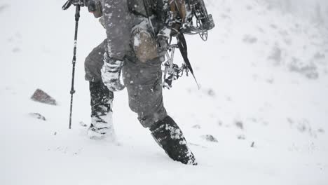 Tiro-Con-Arco-Caza-De-Alces-En-La-Nieve-En-Montana-En-Octubre-Durante-Una-Tormenta-De-Nieve