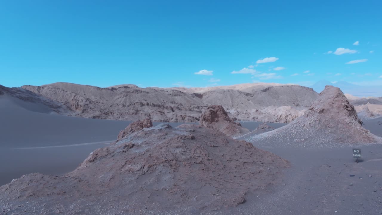 dunas de arena y montañas en el desierto de atacama, chile, américa del sur