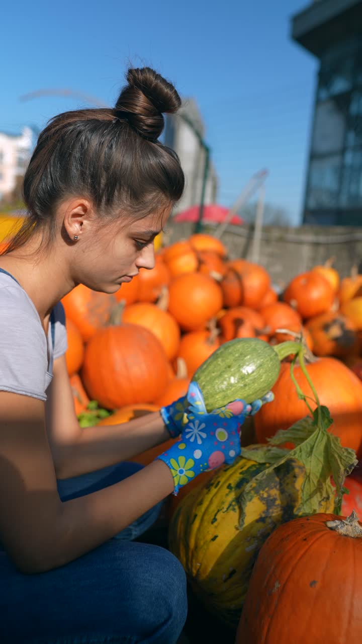수박  에서 수박 을 검사 하는 여자