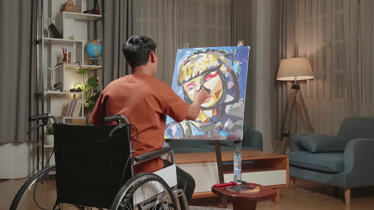 vista posterior de un niño artista asiático en silla de ruedas pensando y pintando el rostro de una niña en el lienzo