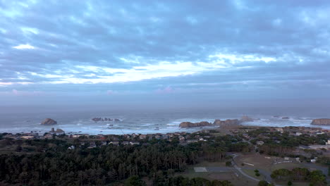 Vista-Aérea-De-La-Playa-De-Bandon-Con-Pilas-De-Mar-Al-Amanecer,-Tiro-Panorámico