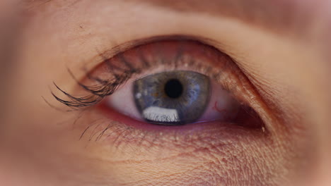 mujer abre el ojo primer plano del iris