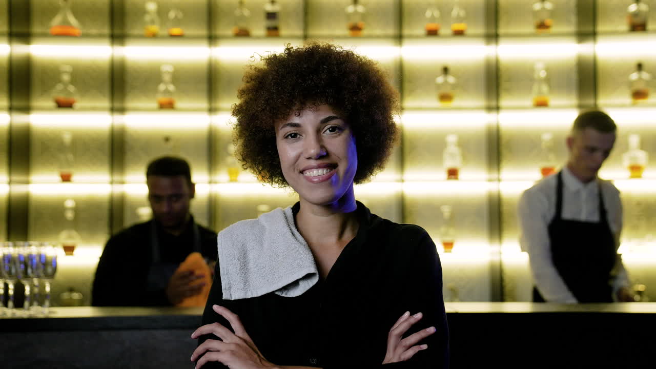 o barman a sorrir no pub.