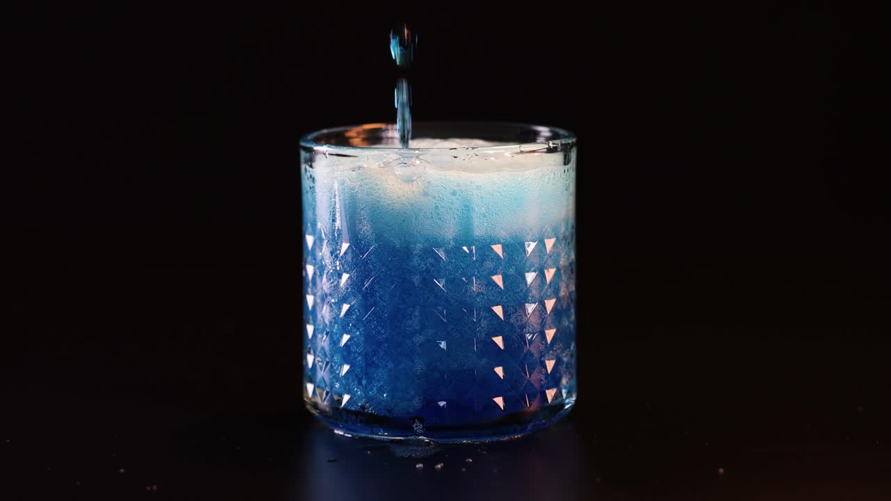 파란 액체가 유리에 부어서 거품이 생기죠.