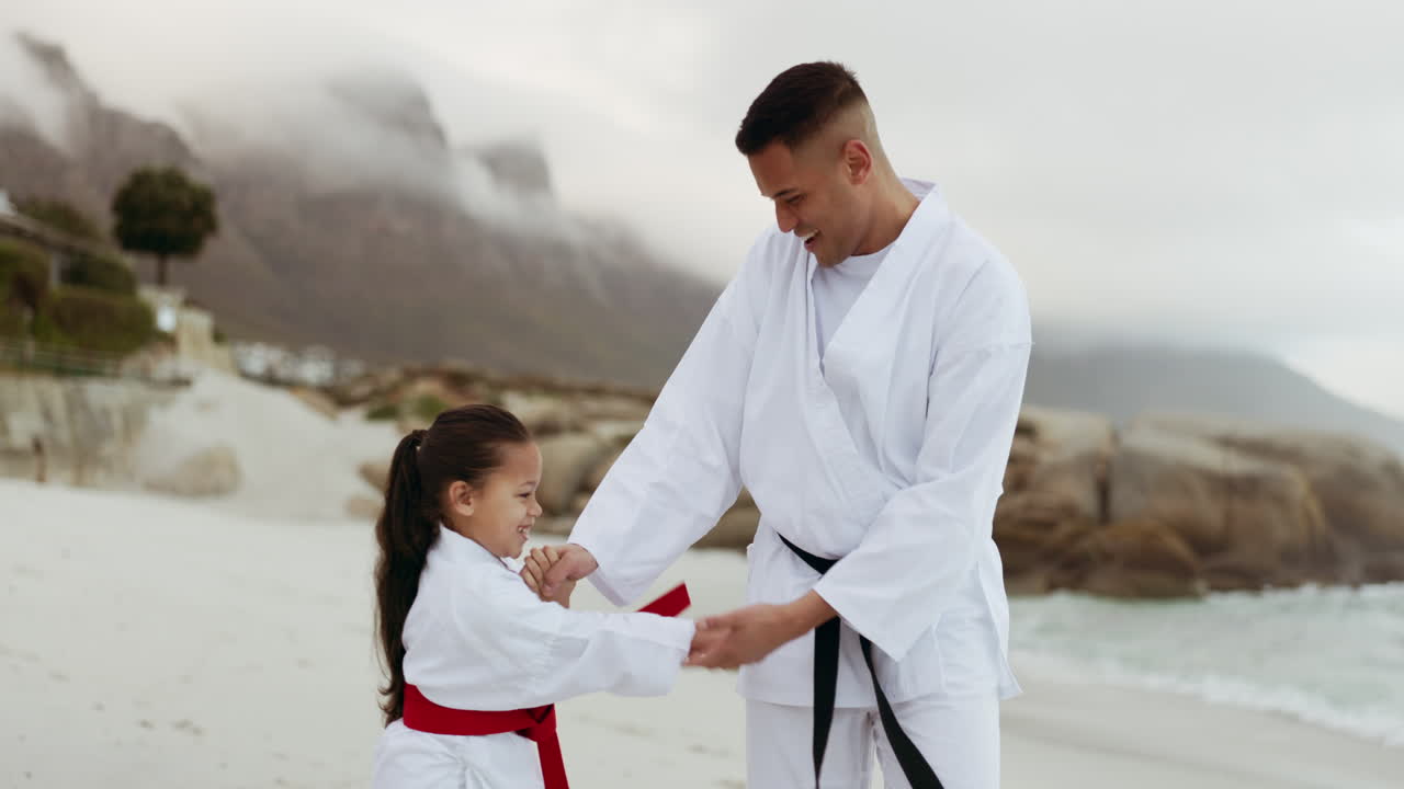 playa, maestro de karate o niño aprendiendo artes marciales
