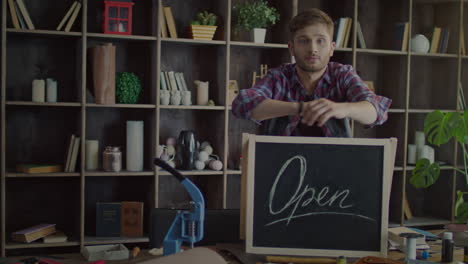 Kleinunternehmer-Mit-Einem-„Geöffnet“-Schild.-Unternehmer,-Der-Ein-Unternehmen-Gründet