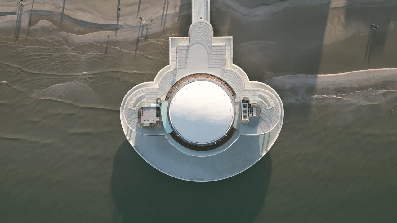 이탈리아 세니갈리아의 바다 위에 있는 구조물 위에 드론이 렸습니다.