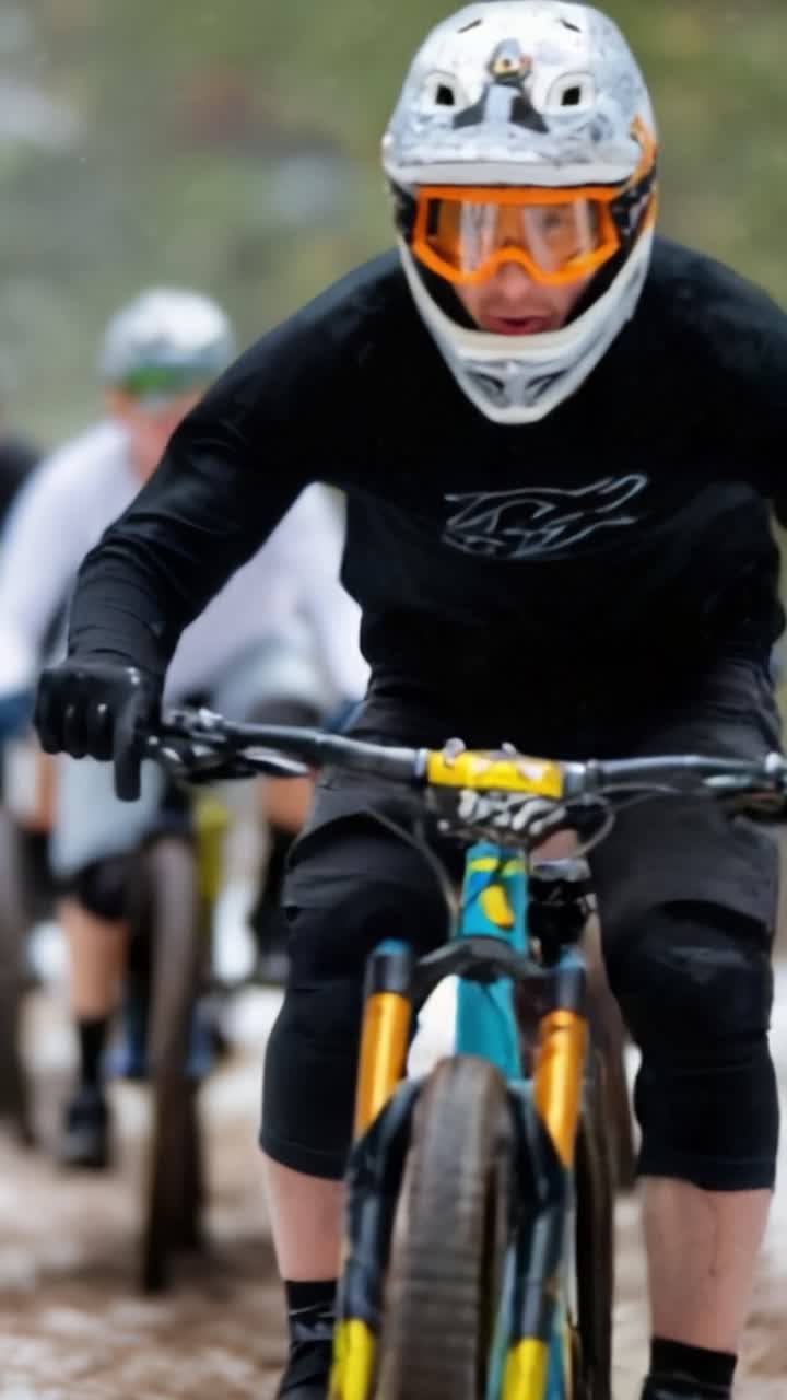 Mountain bike competitiva nel paese delle meraviglie invernale: ciclisti che affrontano terreni innevati con grinta e precisione sulle loro bici.